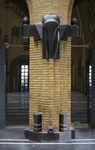 845098 Afbeelding van een gebeeldhouwde olifantenkop als ornament aan een pijler in de hal van het voormalige ...